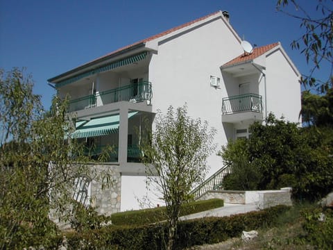 Apartments by the sea Zlarin - 14025 Apartment in Šibenik