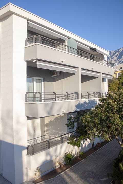 Apartments and rooms by the sea Baska Voda, Makarska - 2578 Bed and Breakfast in Brela