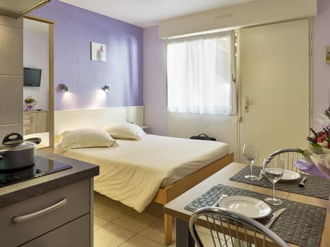 Bed, Dining area, Bedroom