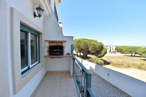 TownHouse next to Falésia Beach House in Olhos de Água