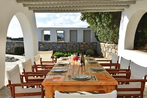 Villa Acqua · Gorgeous pool villa, stunning sea views, helipad! Villa in Decentralized Administration of the Aegean