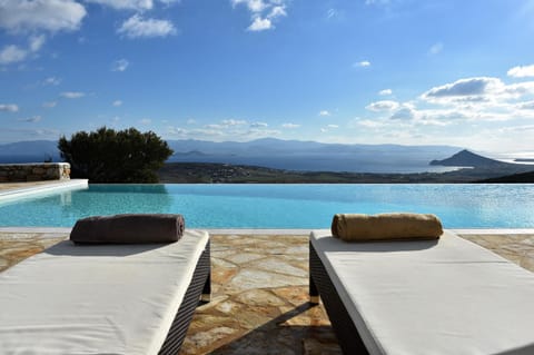 Villa Acqua · Gorgeous pool villa, stunning sea views, helipad! Villa in Decentralized Administration of the Aegean