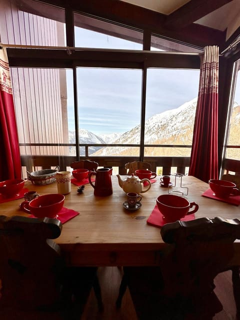 Dining area, Mountain view