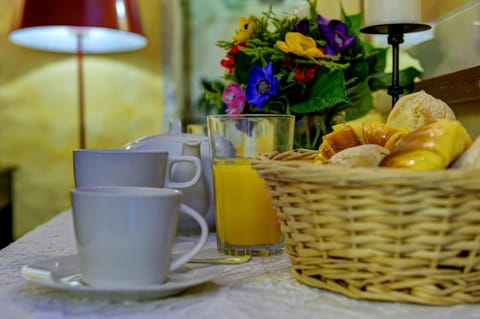 Coffee/tea facilities, Food and drinks, Continental breakfast