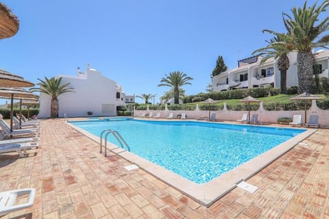 Property building, Patio, Activities, Summer, Diving, Area and facilities, Swimming pool, locker, sunbed