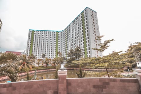OYO 498 Green Lake View Ciputat Hotel in South Jakarta City