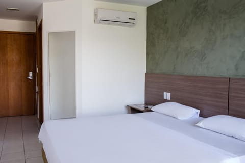 Bed, Other, Photo of the whole room, Decorative detail, Bedroom, air conditioner