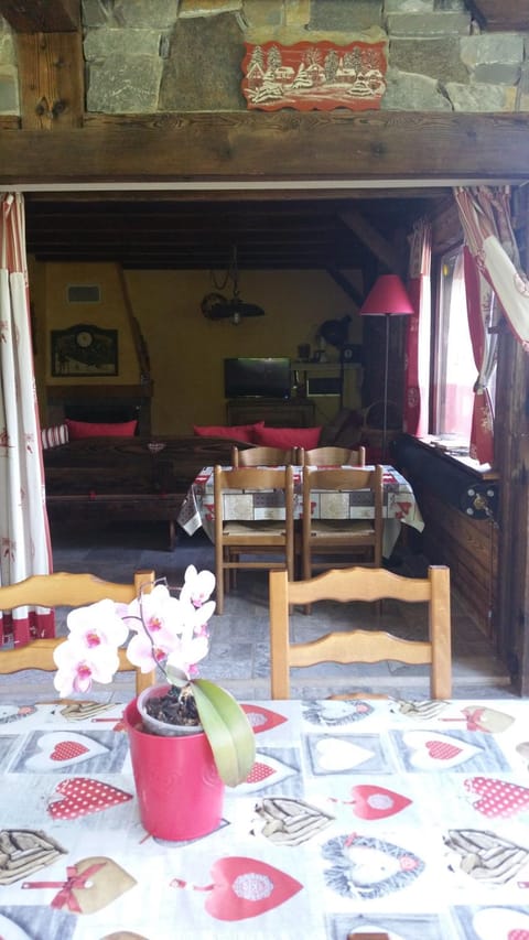 Chambres d'Hôtes Chalet de la Source Bed and Breakfast in Morillon