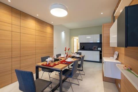 Kitchen or kitchenette, Food and drinks, Seating area, Dining area