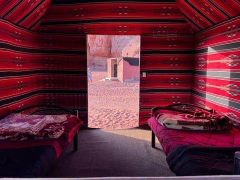 Bedouin friend camp Terrain de camping /
station de camping-car in South District