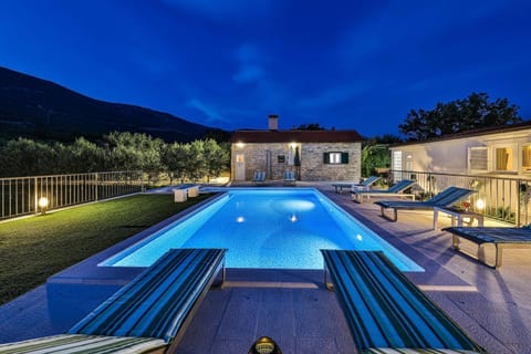 Swimming pool, Swimming pool