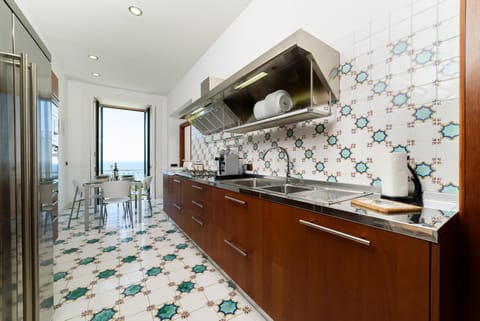 Amalfi Coast Family Luxury Suite Apartment in Vietri sul Mare