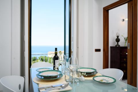 Kitchen or kitchenette, Dining area, City view, Sea view