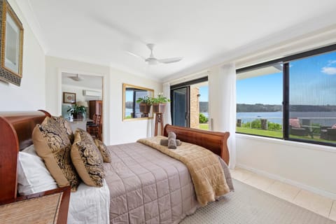 Waterfront on Manly Harbour Condo in Manly