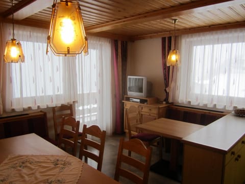Day, Dining area