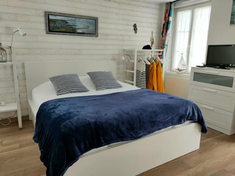 Bed, TV and multimedia, Photo of the whole room