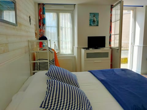 Bed, TV and multimedia, Bedroom