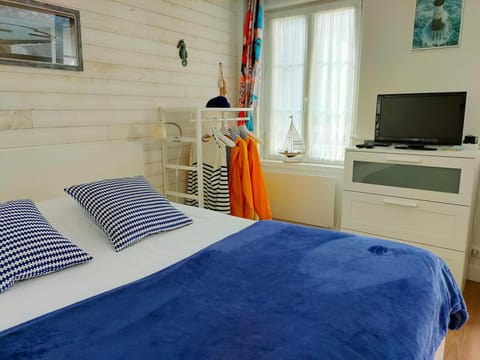 Bed, TV and multimedia, Photo of the whole room