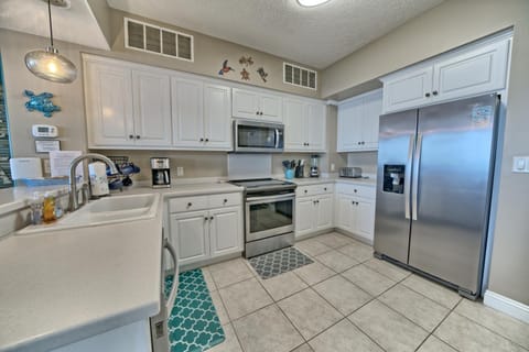 Amazing Tropical Condo with Complimentary Beach Chairs and Umbrellas - Unit 0706 Apartment in Lower Grand Lagoon