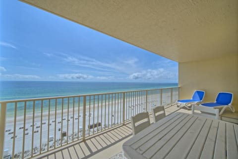 Amazing Tropical Condo with Complimentary Beach Chairs and Umbrellas - Unit 0706 Apartment in Lower Grand Lagoon