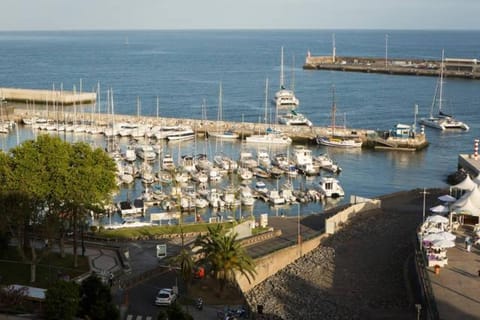 Apartment W Stunning View - MARINA - Free Parking & AC Condo in Funchal