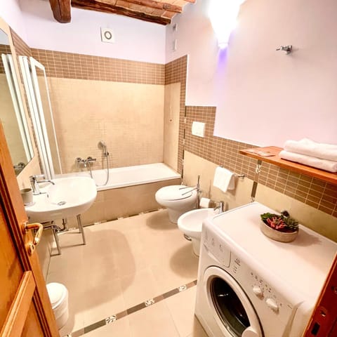 Toilet, Seating area, Bath, towels, washing machine