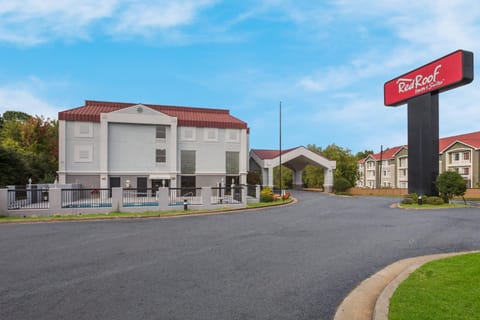 Red Roof Inn & Suites Newnan Motel in Newnan