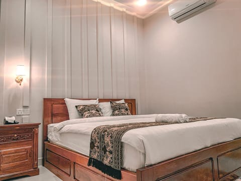 Bed, Photo of the whole room, Bedroom, air conditioner