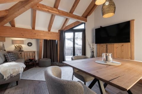 Living room, Seating area, Dining area, Evening entertainment