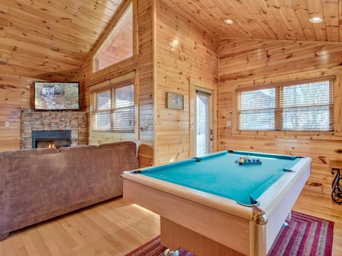 Magic Moments II, 1 Bedroom, Sleeps 4, Heart Shape Tub, Pool Table, Hot Tub House in Swain County