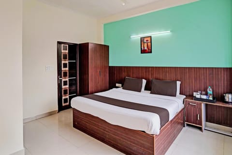 Super OYO Golden Imperial Near PVR Ansal Plaza Greater Noida Hotel in Haryana