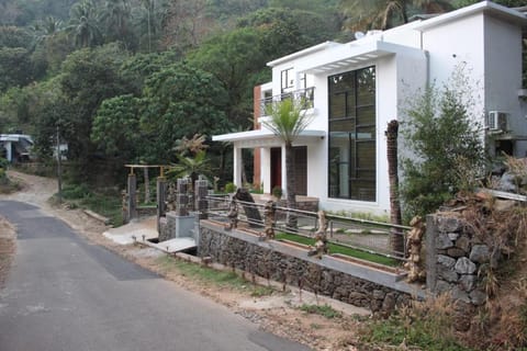 Property building, Facade/entrance, People, Garden, Balcony/Terrace, Garden view, Landmark view, Street view, Family