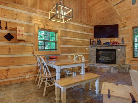 Life's Escape, 2 Bedrooms, WiFi, Fireplace, Arcade, Jetted Tub, Sleeps 6 Haus in Gatlinburg
