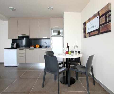 Kitchen or kitchenette, Dining area