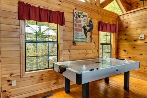 Away From it All, 3 Bedrooms, Sleeps 10, Jetted Showers, WiFi, Arcade Casa in Gatlinburg