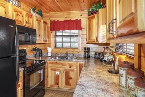 Away From it All, 3 Bedrooms, Sleeps 10, Jetted Showers, WiFi, Arcade House in Gatlinburg