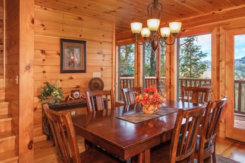 Away From it All, 3 Bedrooms, Sleeps 10, Jetted Showers, WiFi, Arcade Maison in Gatlinburg