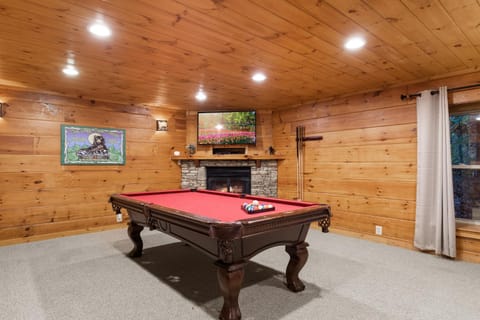 Cozy Bear Lodge, 3 Bedrooms, Sleeps 12, Near Downtown, Private, Hot Tub House in Gatlinburg