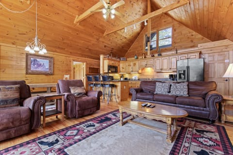 Above the Clouds, 4 Bedrooms, Pool Access, Private, Gaming, Sleeps 16 Casa in Gatlinburg