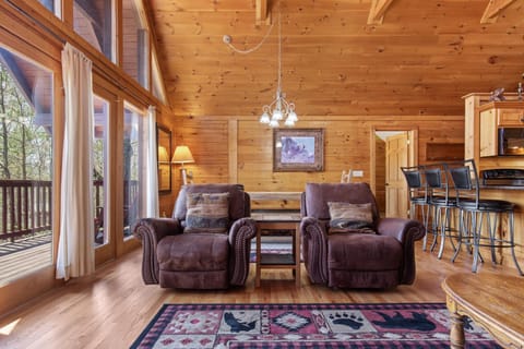 Above the Clouds, 4 Bedrooms, Pool Access, Private, Gaming, Sleeps 16 Casa in Gatlinburg