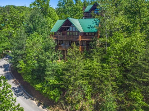 Eagles Point Lodge, 4 Bedrooms, Sleeps 16, View, Pool Access, Game Room House in Gatlinburg