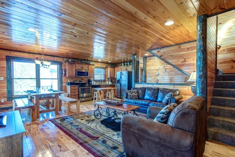 Old Hickory Lodge, 4 Bedrooms, Sleeps 18, WiFi, Theater Room, Hot Tub Casa in Swain County