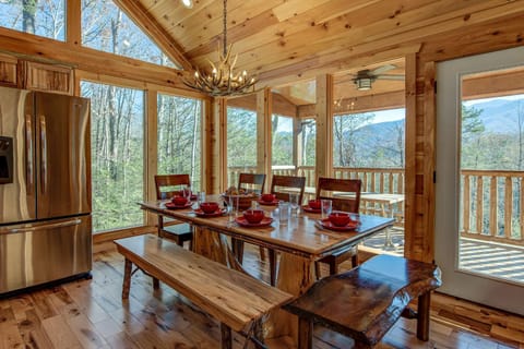 Rocky Top Lookout, 4 BR, Theater, Arcade, Bumper Pool, Hot Tub, Sleeps 12 House in Gatlinburg