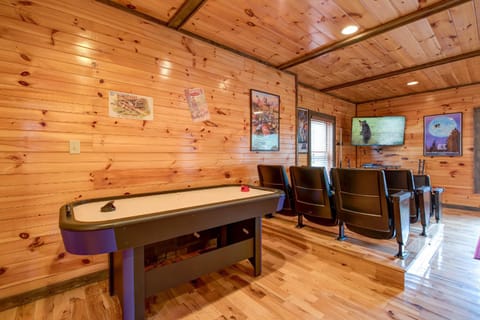 Standing Bear Lodge, 5 Bedrooms, Sleeps 18, Pool Table, Air Hockey, Hot Tub House in Swain County