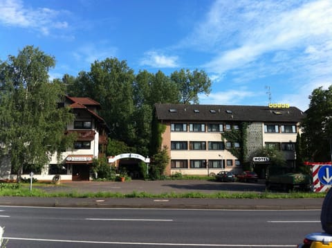 Facade/entrance, Neighbourhood