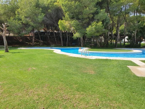 Apartment in Campoamor overlooking the swimming pool Apartamento in Dehesa de Campoamor