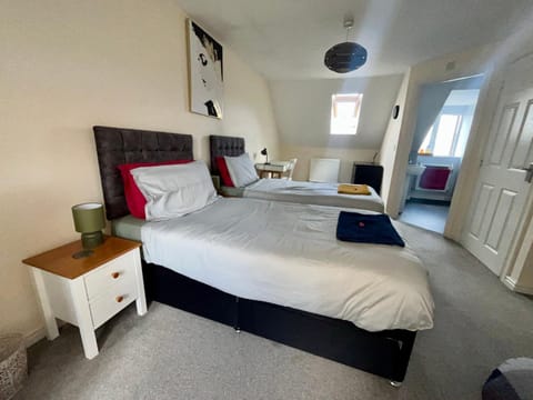 Entire 4 Bed Townhouse House in Exeter