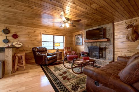 Rocky Top Lodge, 6 Bedrooms, Pool Access, Hot Tub, Mountain View, Sleeps 14 Maison in Gatlinburg