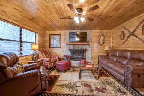 Rocky Top Lodge, 6 Bedrooms, Pool Access, Hot Tub, Mountain View, Sleeps 14 House in Gatlinburg