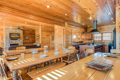 Mountain View Lodge, 8 BR, Hot Tub, Pool Table, Theater Room, Sleeps 24 Maison in Gatlinburg